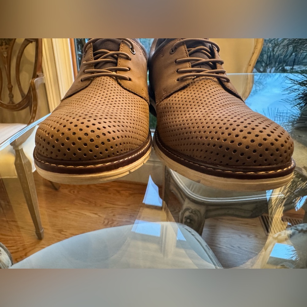 Casual mens shoe, size 10.5 and they have only been worn once & in great shape.